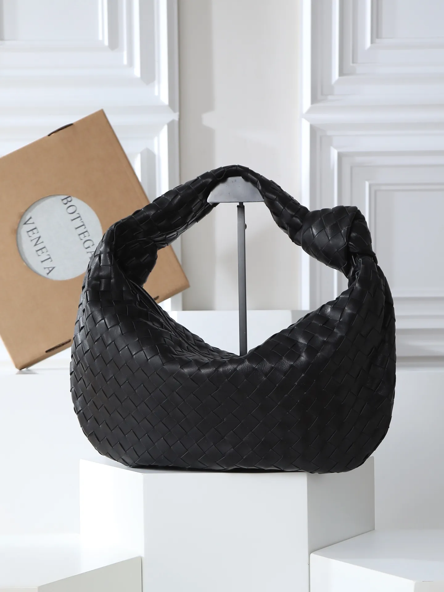 12800. 🥇 𝗝𝗢𝗗𝗜𝗘# Street style’s new favorite fashionable large size 𝙟𝙤𝙙𝙞𝙚 It’s coming, it’s coming, it’s really coming! I always felt that knitting was old-fashioned, until I met it - 𝙟𝙤𝙙𝙞𝙚, I realized that the original classic knitting elements and the new knot element design can be so fashionable! I have to admire your design talent! Large capacity to meet daily needs! Fashionable and versatile, it’s perfect for concave shapes, take it out to hit the streets! Size: 48*40*16cm Style No. #600261
